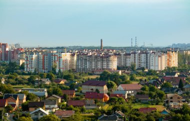 İvano-Frankivsk şehrinin panoraması. Bir yaz akşamı gökyüzü manzaralı.