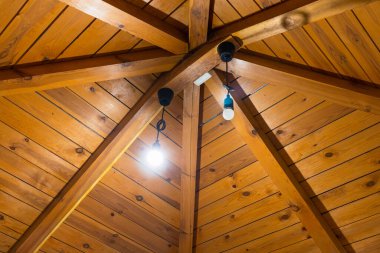 Kabloda elektrik ampulleri asılı ahşap tavan.