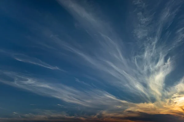青空と日没に対して空のシーラス雲 自然の空の背景 — ストック写真