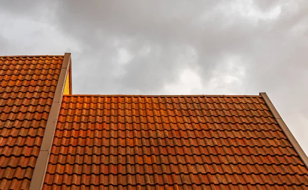 Rotes Ziegeldach Gegen Den Himmel Dacheindeckung — Stockfoto