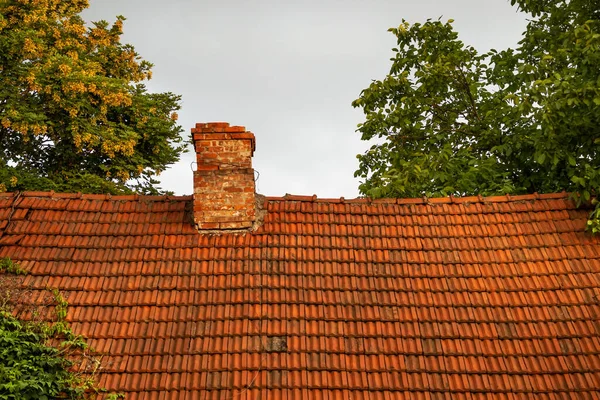 Červená Dlaždice Střecha Červenou Cihlovou Komínem Stará Střecha Domu Stromy — Stock fotografie