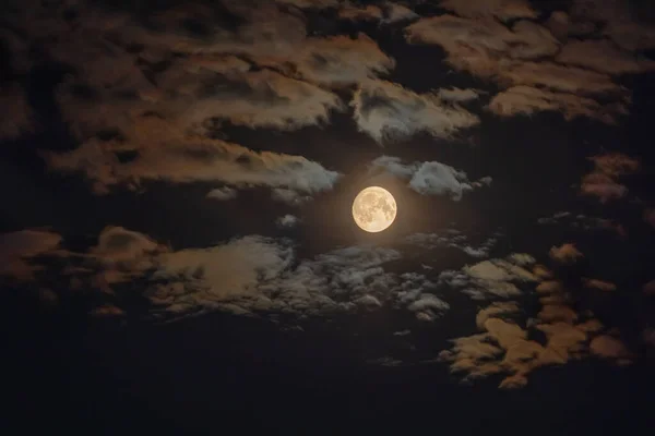 보름달이 어두운 밤하늘에 구름들 Hdr 사진은 텔레포트 렌즈를 촬영되었다 — 스톡 사진