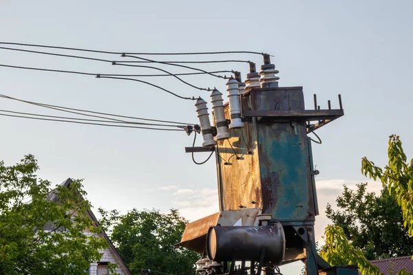 Stary Duży Transformator Elektryczny Przewodami Zbliżenie Zewnątrz Letni Słoneczny Dzień — Zdjęcie stockowe