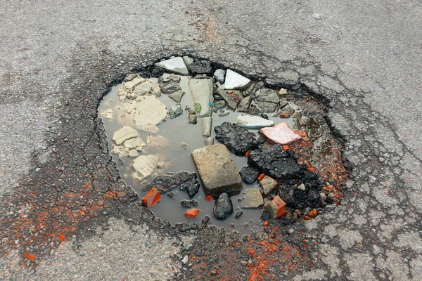 石やレンガ トップビューでは 道路上のピット 舗装の損傷 プール — ストック写真