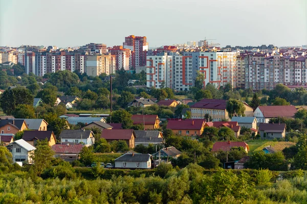 Ivano Frankivsk Şehrinin Manzaralı Bir Yaz Akşamı Manzarası — Stok fotoğraf
