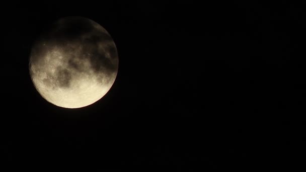 Nubes Negras Pasan Volando Frente Luna Llena Sobre Fondo Cielo — Vídeos de Stock
