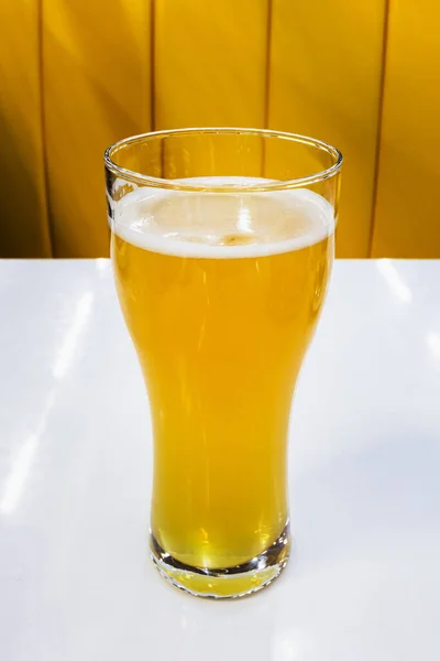 Copa Vidrio Con Cerveza Ligera Primer Plano Mesa Blanca — Foto de Stock