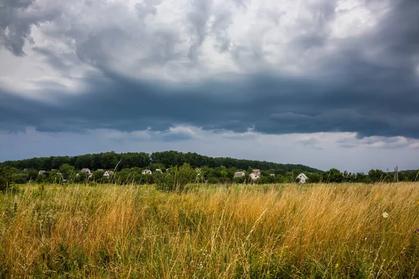 Mörka Stormmoln Över Byn Och Ängen Naturen Ukraina Regnig Dag — Stockfoto