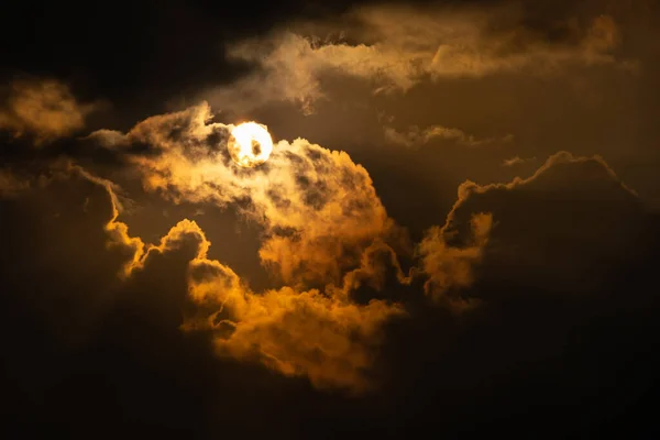 Sol Cerca Naranja Nubes Oscuras Cielo Dramático — Foto de Stock