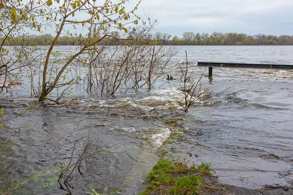Przepływ Wody Brzegu Szerokiej Rzeki Podczas Wiosennej Powodzi Pochmurny Dzień — Zdjęcie stockowe