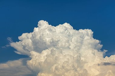 Kümülüs bulutu ve mavi gökyüzü - atmosferde ve troposferde su buharlaşması
