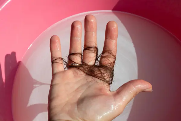 Hår Kvinnas Vita Hand Efter Att Hon Tvättat Håret Duschen Stockbild