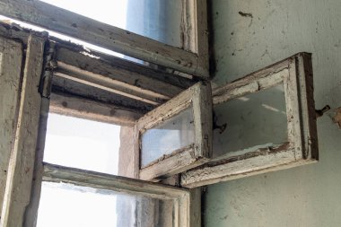 Eski ahşap kirli beyaz pencere. Kapalı, kapalı.