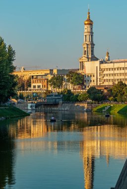 Kharkiv şehri, Ukrayna - 15 Ağustos 2020: Şehir merkezindeki Lopan Nehri 'ne bakan şehir manzarası ve bir yaz akşamı toprak seti