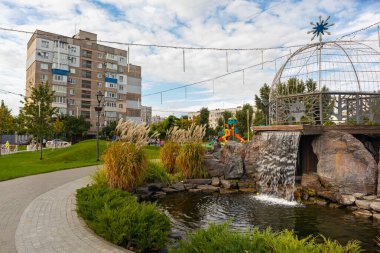 Horishni Plavni şehri, Ukrayna - 25 Eylül 2022: Manzaralı park FERREXPO 'da küçük bir dekoratif gölet