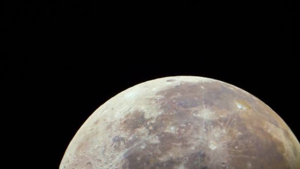Цветная Луна Движется Кадре Настоящая Стрельба Через Астрономический Телескоп Природная — стоковое видео