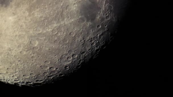 Naturalna Powierzchnia Księżyca Kraterami Meteorytów Prawdziwe Zbliżenie Księżyca Przez Teleskop — Wideo stockowe