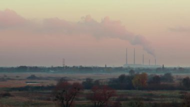 Kömürle çalışan termik santralin bacasından çıkan duman atmosferi kirletiyor. Bir pipodan çıkan dumanın zaman aşımı