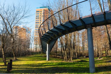 Güneşli bir sonbahar gününde şehir parkında bisiklet viyadük ya da yaya köprüsü