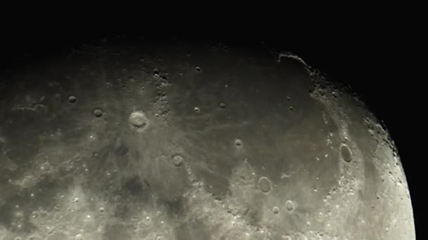 月球表面有陨石坑和凸起物 通过天文望远镜可以看到 月亮在夜空的黑色背景上 — 图库视频影像