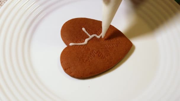 Hausgemachte Lebkuchen Herzform Auf Einem Weißen Teller Auf Dem Tisch — Stockvideo