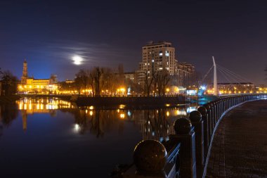 Lopan Nehri manzarası ve bir sonbahar akşamında Kharkiv kentinde (Ukrayna) bir köprüye sahip toprak seti