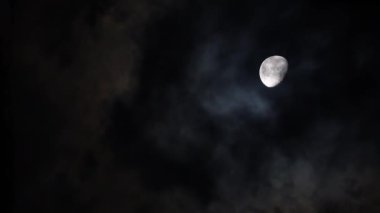 Karanlık bulutlu bir gecede ay, Ay 'ın önünde uçan bulutlar, korku ve korku filmlerindeki gibi. Gerçek karanlık gece gökyüzü, kara bulutlar.