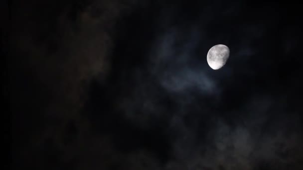 Hold Egy Sötét Felhős Éjszakán Felhők Repkednek Hold Előtt Mint — Stock videók