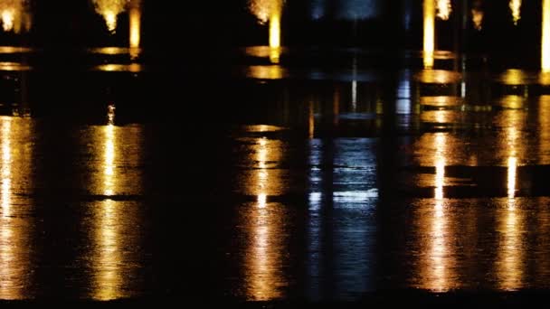 Piękne Odbicie Światła Żółtych Latarni Powierzchni Wody Nocy — Wideo stockowe