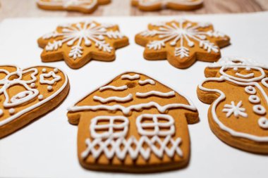 Noel kurabiyeleri süslenir ve beyaz şekerle kaplanır. Kurabiye yemeye hazır. Yumuşak Seçici Odaklanma