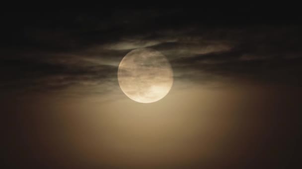 Fullmånen Natthimlen Gömd Mörka Moln Månen Omgiven Orange Glöd Diffust — Stockvideo
