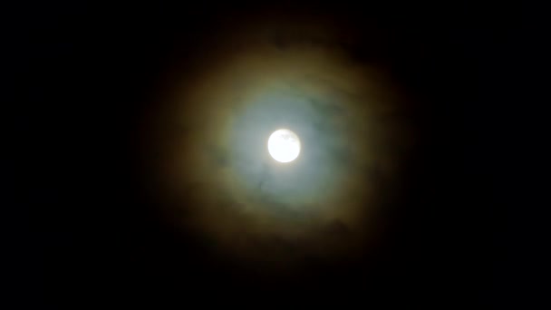 Gece Gökyüzünde Dolunay Korona Karanlık Bulutlu Bir Gecede Etrafında Renkli — Stok video