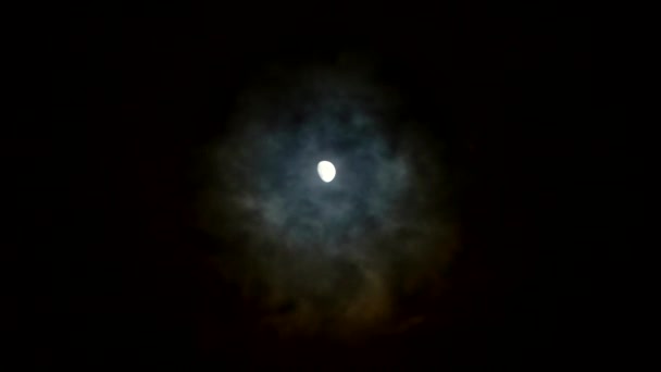 在一个阴云密布的夜晚 月亮像恐怖片和恐怖片中的云彩在月亮前面飞舞 真正的射击 日冕光学现象 由单个水滴在月光下衍射而产生的光现象 — 图库视频影像