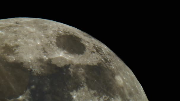 月球近景 通过天文望远镜观看 满月在夜空的黑色背景上移动 月亮升起 图像失真 地球大气中光线的自然折射 — 图库视频影像