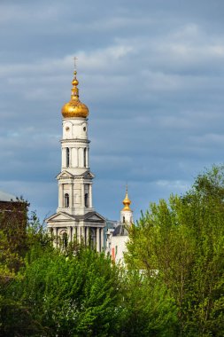 Harkiv şehrindeki Dormition Katedrali - Ortodoks Kilisesi. Neoklasik Katedral Çan Kulesi, 1820 ve 1830 'larda 90 metre yükseklikte inşa edilmiştir.