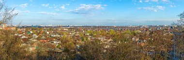 Harkiv Şehri Panoraması (Ukrayna). Güneşli bir bahar gününde şehir manzarası. Panoramik görünüm