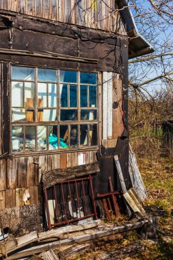 Ukrayna 'da terk edilmiş eski kır evi (kır evi). Kırsal kesimde bir ev.