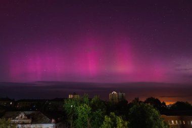 Ukrayna 'nın Harkiv şehrinde Aurora borealis. Pembe Kuzey ışıkları ve yıldızlı gökyüzü