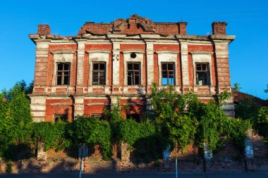 Terk edilmiş eski bir bina. İki katlı kırmızı tuğlalı bir ev ya da retro tarzı bir fabrika. Kharkiv şehri, Ukrayna