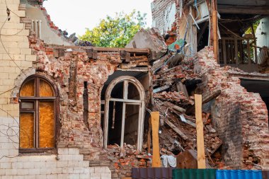 Rusya 'nın Ukrayna' daki Kharkiv kentine düzenlediği saldırı sırasında tuğla bir bina roketle yıkıldı. Bombardıman sonucu hasar gören ev