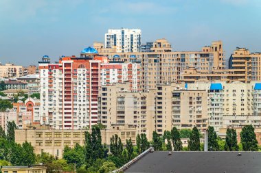 Ukrayna 'daki Harkiv şehrinin panoramik manzarası. Çok katlı konutlu şehir manzarası