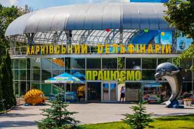 Kharkiv şehri, Ukrayna - 18 Haziran 2024: Yunus binasının dış ve dış cephesi. Shevchenko bahçesinde güneşli bir yaz günü