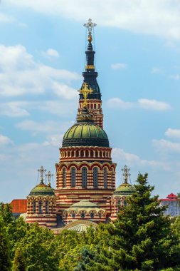 Annunciation Cathedral, Ukrayna 'nın Kharkiv kentindeki ana Ortodoks kilisesidir. Güneşli bir yaz gününde tapınağın manzarası