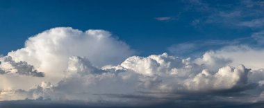 Kümülonimbus bulutlu gökyüzü manzarası. Kabarık bulutlu doğal manzara, atmosferde su buharlaşması. Pankart için doğal arkaplan