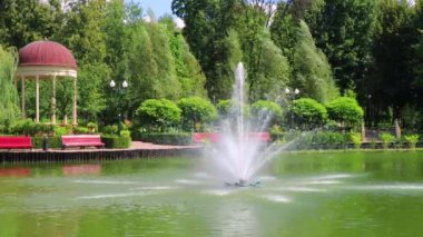 Şehir parkında yüzen çeşmeli bir gölet. Ağaçların ve çalıların yanında sütunları, kıyıda sıraları olan bir çardak. Güzel ünlü yer.