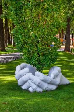 Kharkiv Şehri, Ukrayna - 9 Ağustos 2024: Parkta ya da şehir bahçesinde ağaç tutan bir insan eli heykeli