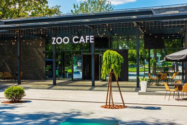 Kharkiv şehri, Ukrayna - 17 Ağustos 2024: ZOO cafe - modern bir bina ve açık hava sahası. Güneşli bir gün