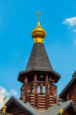 Kharkiv şehri, Ukrayna - 25 Temmuz 2024: Mavi gökyüzüne karşı Hıristiyan haçı olan bir Ortodoks kilisesinin çan kulesi
