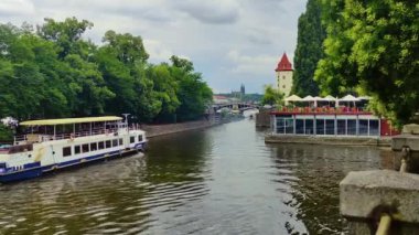 Prag kenti, Çek Cumhuriyeti - 22 Temmuz 2024: Nehir boyunca bir turist gemisi denize açılıyor