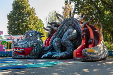 Kharkiv şehri, Ukrayna - 7 Eylül 2024: Şişme ejderha parktaki bir açık hava eğlencesi. Lunaparkta kimse yok.